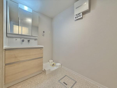 【独立洗面台】 | メゾンドール堺 | ゆとりの洗面スペースで朝の身支度も快適スムーズに。３面鏡で髪のセットやお化粧もストレスなくこなせ、朝から気分良く通勤通学に向かえそうですね！鏡の裏にはたっぷりと収納スペースを標準装備！