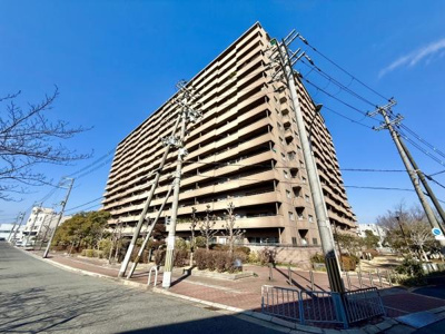 【外観】 | メゾンドール堺 | 南海本線「堺」駅が徒歩9分。通勤にも外出にもアクセス良好。家族でおでかけすることも増えそうですね♪