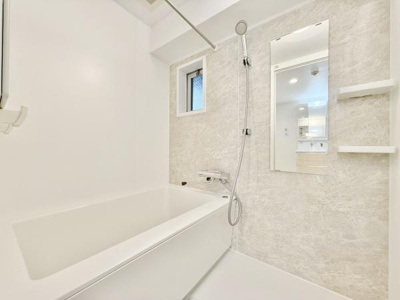 【浴室】 | メゾンドール堺 | 一日の疲れを癒してくれる場所なので、快適に過ごして頂く為にゆったりサイズのバスタブを用意しました。是非半身浴をお楽しみ下さい。