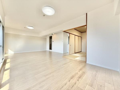 【居間・リビング】 | メゾンドール堺 | 大型テレビも置ける広々リビングは、陽当りが良く、部屋いっぱいに明るい陽光が広がります。
