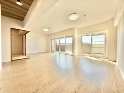 【居間・リビング】 | メゾンドール堺 | 大切なご家族が集まるからこそＬＤＫはこだわりたい！休日はおひさまの光をたっぷりと取りこめるリビングでゆったりと過ごしませんか？子供たちが元気に笑いながら走り回っても十分な広さの空間です。