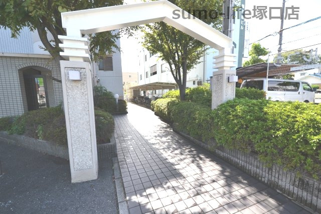 フォンテーヌ東園田のエントランス