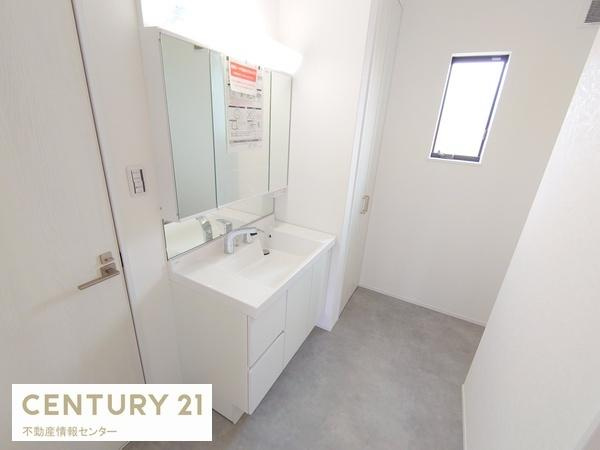 【独立洗面台】 | 南市岡１丁目　新築戸建 | 鏡付きの独立洗面台！