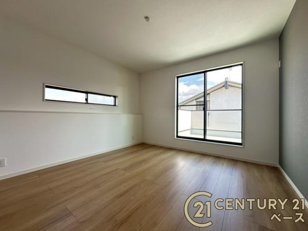 大和郡山市矢田山町 ／新築一戸建の寝室|■現地撮影写真■開放感のある広々した主寝室！他に洋室が２部屋ございます！