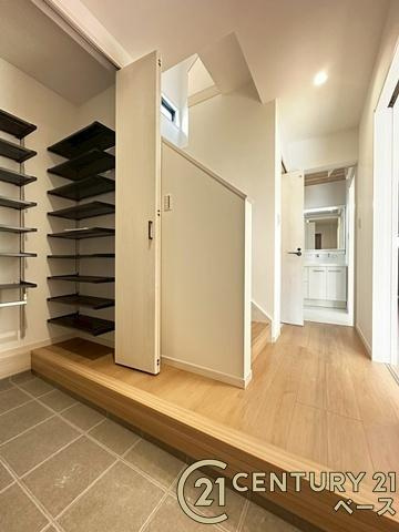 大和郡山市矢田山町 ／新築一戸建の内装|■現地撮影写真■こちらは玄関から見た廊下部分です！