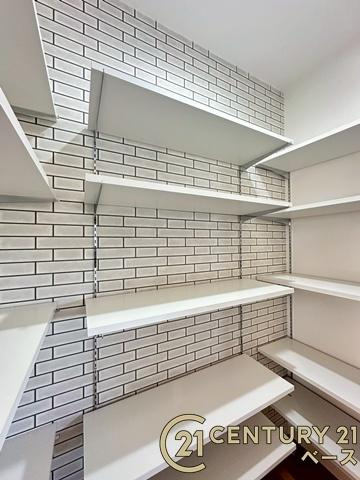 大和郡山市矢田山町 ／新築一戸建の収納|■現地撮影写真■キッチン横にはパントリー収納を完備！