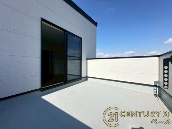 大和郡山市矢田山町 ／新築一戸建のバルコニー|■現地撮影写真■日当たりのよい広々バルコニー！お布団干しもラクに行えます！