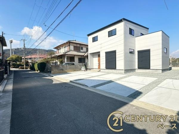 大和郡山市矢田山町 ／新築一戸建の前面道路含む現地写真|■現地撮影写真■敷地と道路の高低差が少なく駐車もスムーズです！
