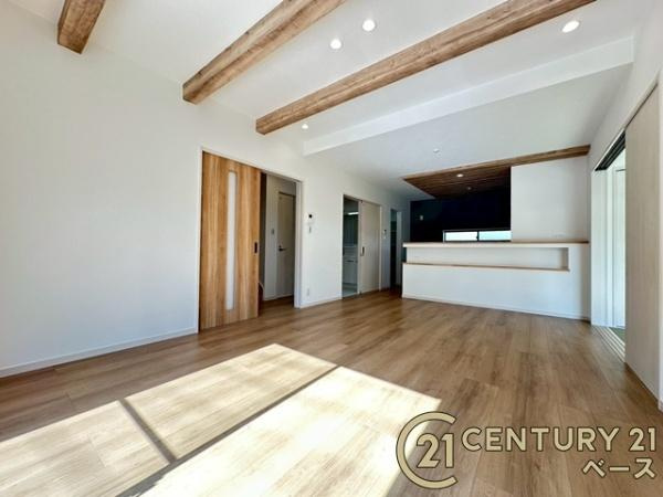 大和郡山市矢田山町 ／新築一戸建の居間・リビング|■現地撮影写真■ご家族でくつろいでいただける広々したリビング！天井の見せ梁・アクセントクロスがおしゃれな空間を演出します！