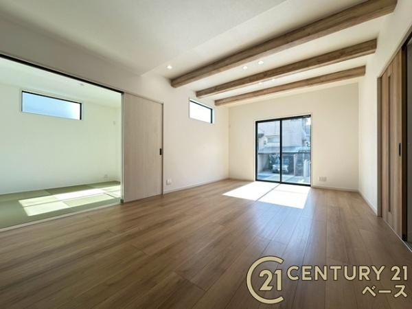 大和郡山市矢田山町 ／新築一戸建の居間・リビング|■現地撮影写真■家計と環境に優しい、断熱性・保温性に優れたペアガラスを使用しています！