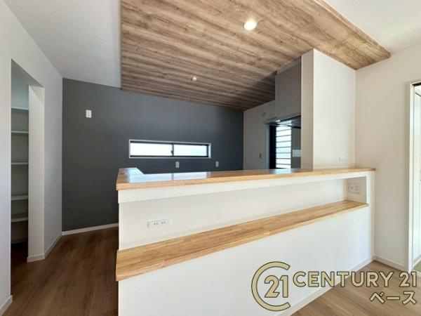 大和郡山市矢田山町 ／新築一戸建の内装|■現地撮影写真■キッチン回りもスタイリッシュなデザイン設計です！様々な用途に使用できる広々としたカウンターも魅力的！