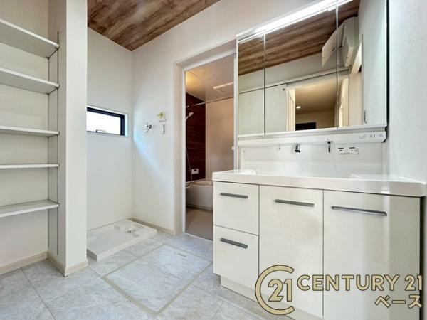 大和郡山市矢田山町 ／新築一戸建の独立洗面台|■現地撮影写真■三面鏡タイプのミラーキャビネット！収納スペースも豊富です！