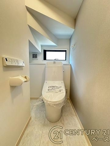 大和郡山市矢田山町 ／新築一戸建のトイレ|■現地撮影写真■１・２階ともに清潔感ある綺麗なお手洗を完備！