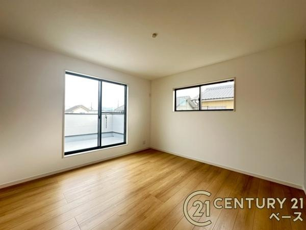 大和郡山市若槻町 ／新築一戸建の寝室|■現地撮影写真■開放感のある広々した主寝室！他に洋室が２部屋ございます！