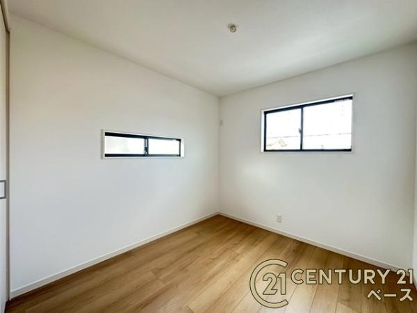 大和郡山市若槻町 ／新築一戸建の洋室|■現地撮影写真■日当たりのよい明るい雰囲気の洋室です！