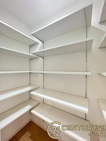 大和郡山市若槻町 ／新築一戸建の収納|■現地撮影写真■キッチン横にはパントリー収納を完備！
