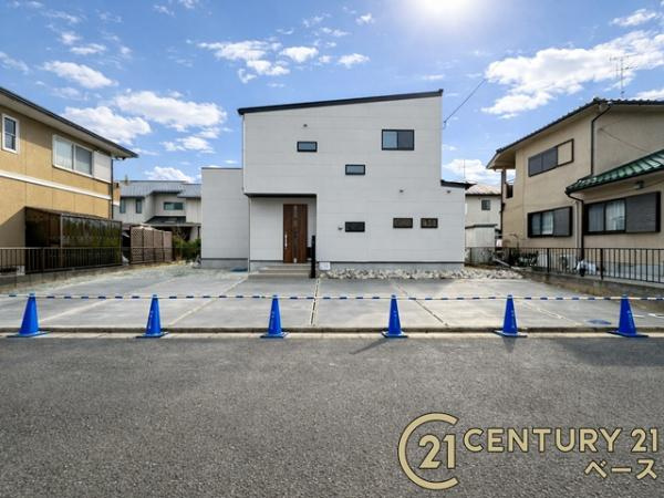 大和郡山市若槻町 ／新築一戸建の駐車場|■現地撮影写真■駐車スペース並列５台分完備！来客時なども安心です！