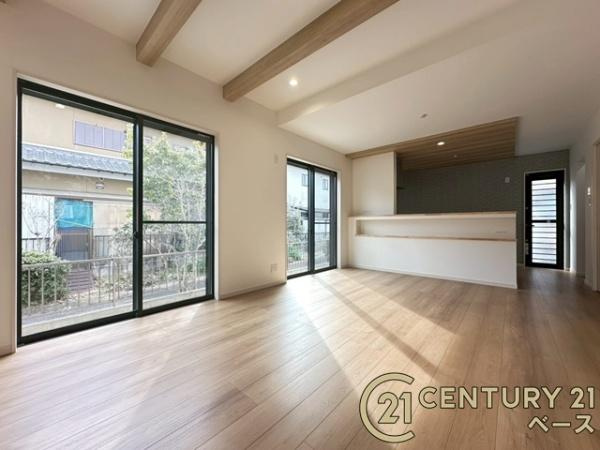 大和郡山市若槻町 ／新築一戸建の居間・リビング|■現地撮影写真■ご家族でくつろいでいただける広々したリビング！天井の見せ梁・アクセントクロスがおしゃれな空間を演出します！