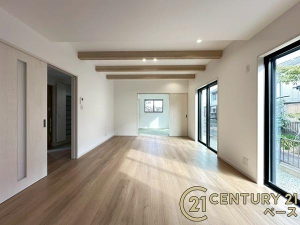 大和郡山市若槻町 ／新築一戸建の居間・リビング|■現地撮影写真■家計と環境に優しい、断熱性・保温性に優れたペアガラスを使用しています！