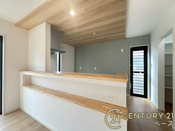 大和郡山市若槻町 ／新築一戸建の内装|■現地撮影写真■キッチン回りもスタイリッシュなデザイン設計です！様々な用途に使用できる広々としたカウンターも魅力的！