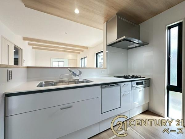 大和郡山市若槻町 ／新築一戸建のキッチン|■現地撮影写真■収納力と使いやすさを追求したシステムキッチンです！食洗機付きで毎日の洗い物も楽々！