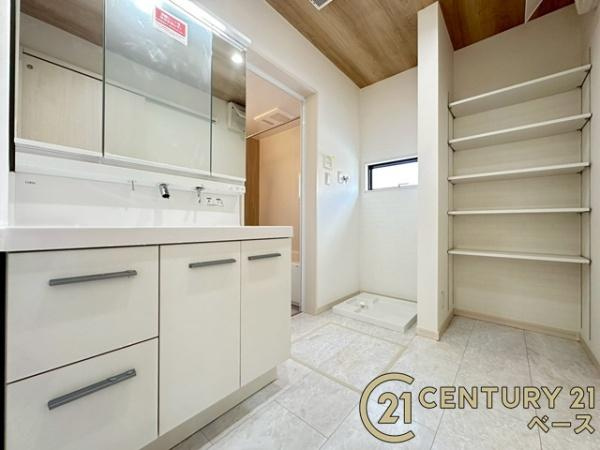 大和郡山市若槻町 ／新築一戸建の独立洗面台|■現地撮影写真■三面鏡タイプのミラーキャビネット！収納スペースも豊富です！