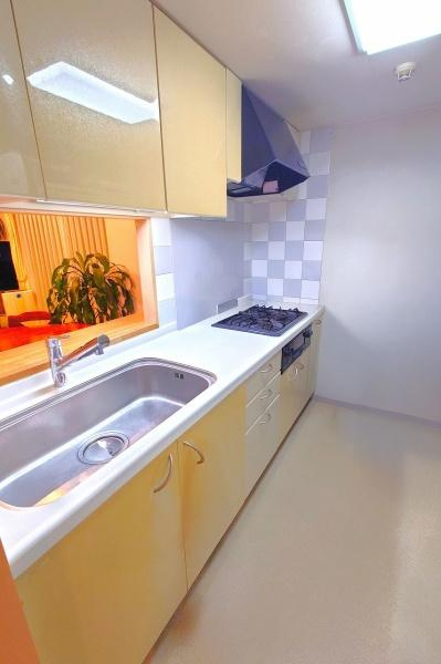 オセアンあざみ野イーストのキッチン|明るいカラーのキッチンです。