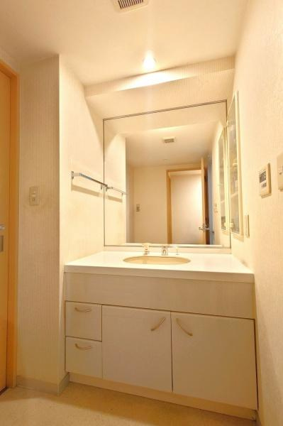 オセアンあざみ野イーストの独立洗面台|やっぱり洗面室に収納があると便利ですよね。