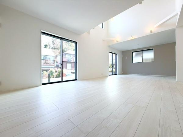 横浜市栄区犬山町の新築一戸建の居間・リビング