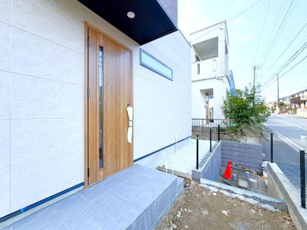 横浜市栄区犬山町の新築一戸建の玄関