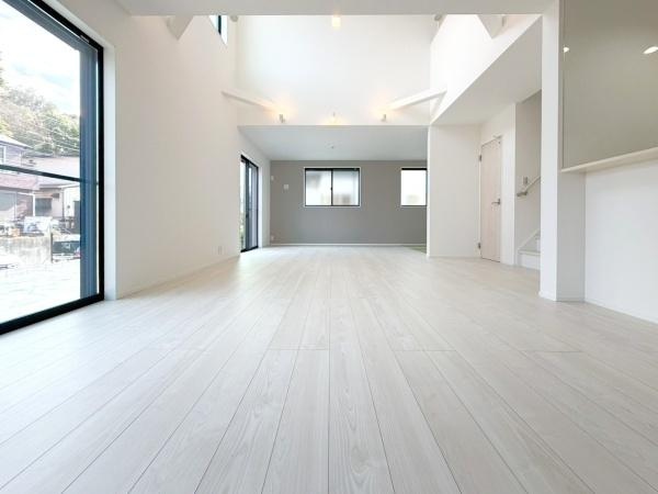 横浜市栄区犬山町の新築一戸建の居間・リビング