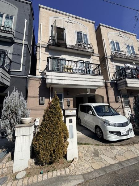 横浜市都筑区東山田４丁目の中古一戸建の外観|使いやすさもデザインも重視した理想の暮らしをかなえるお家。美しい外観やくつろぎの室内空間にふさわしい「素材」「形」「色彩」を考え、上質感に満ちたお家です。
