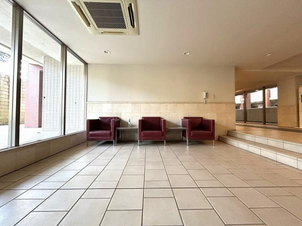 ファミールあざみ野スカーレットヒルズのその他共用部分|上質なマンションロビーです。管理が行き届いていますね。お問い合わせはお気軽にご連絡ください。