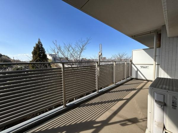 ファミールあざみ野スカーレットヒルズのバルコニー|眺望がよく、晴れてる日は陽当たり良好のバルコニー！

