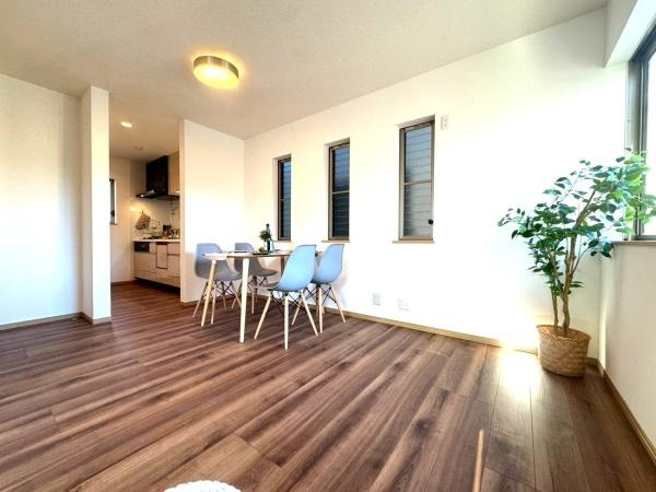 横浜市磯子区洋光台１丁目の中古一戸建の居間・リビング|家具・家電が配置しやすい間取りですね！