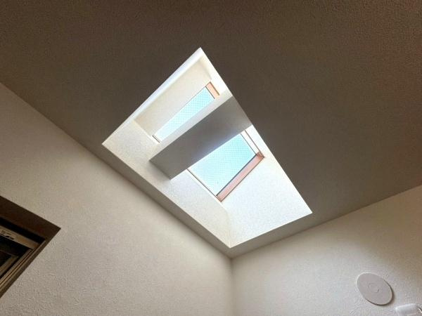 横浜市磯子区洋光台１丁目の中古一戸建の洋室|天窓があり明るいお部屋です。