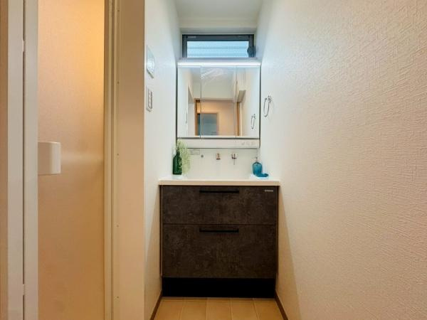 横浜市磯子区洋光台１丁目の中古一戸建の独立洗面台|シンプルに使いやすさが考えられた洗面台ですね。