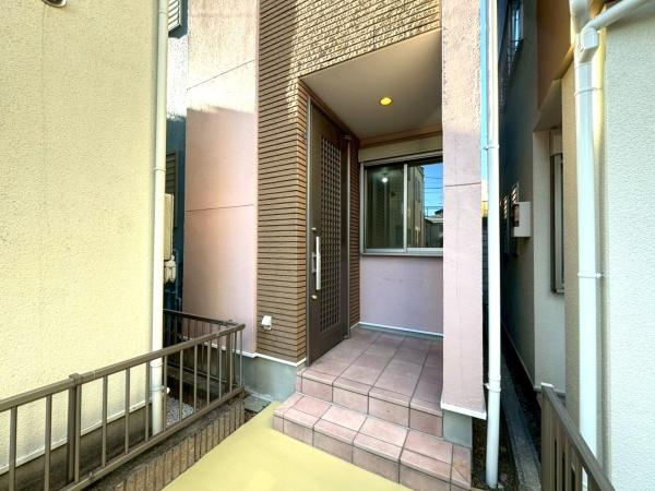 横浜市磯子区洋光台１丁目の中古一戸建の玄関|気品あるデザイン性を持つ玄関は、住む方の満足感を満たすクオリティ。帰宅するご家族や、訪れる方を気持ちよく迎える・安らぎに満ちた生活空間を予感させてくれます。
