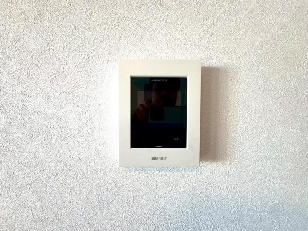 横浜市磯子区洋光台１丁目の中古一戸建の居間・リビング|TVモニタ付インタホンでセキュリティ面にもしっかり配慮しております。お子様のいるご家庭や女性が一人の時などでも安心ですね。