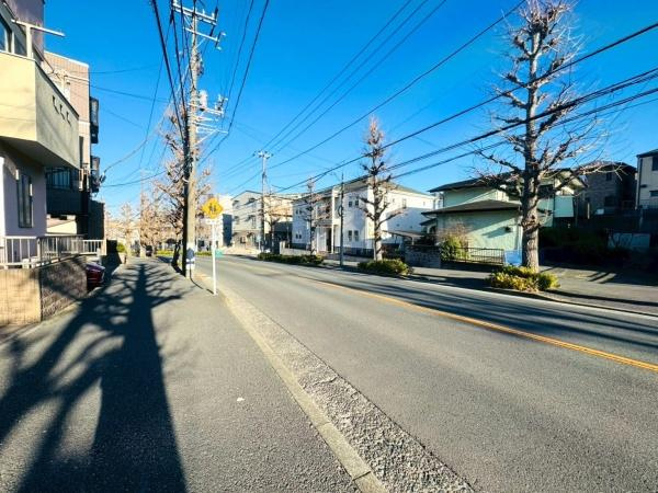 横浜市磯子区洋光台１丁目の中古一戸建の前面道路含む現地写真|車の通りも少なく広々した前面道路です！
