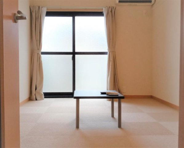 レオパレスブルファーニⅡの居間・リビング