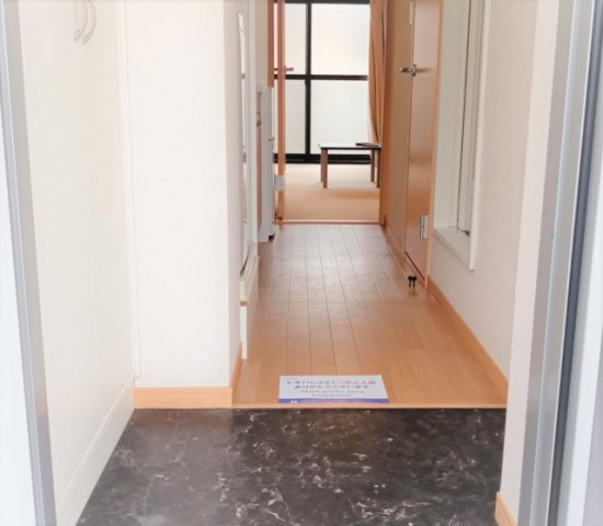 レオパレスブルファーニⅡの玄関