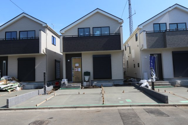 【Heartfull Town】小平津田町１丁目の外観|西武国分寺線「鷹の台」駅徒歩5分、JR武蔵野線「新小平」駅も徒歩14分で利用可能な立地に、全3棟の新築分譲住宅が誕生します。