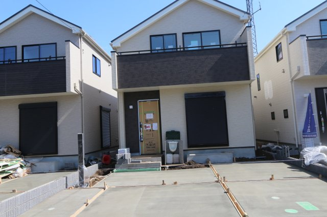 【Heartfull Town】小平津田町１丁目の外観|キッチンから見渡せるリビングダイニングで、お料理中も会話が弾みます　