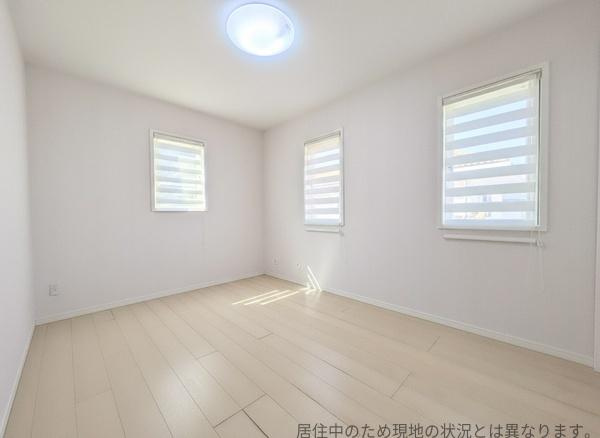 南新町（角子原）中古の洋室|二面採光で日中の自然光をしっかりと確保。シンプルな内装がさまざまなインテリアにも対応します。床材の色合いがやさしく清潔感のある雰囲気です。