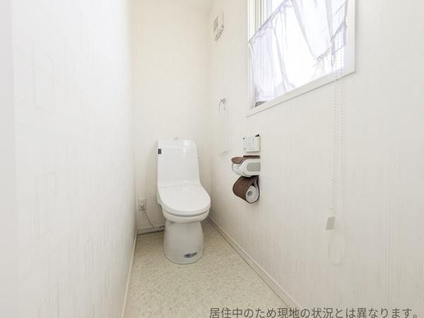 南新町（角子原）中古のトイレ|窓付きで明るい雰囲気のトイレ空間です。壁や床の色合いが清潔感を演出しています。