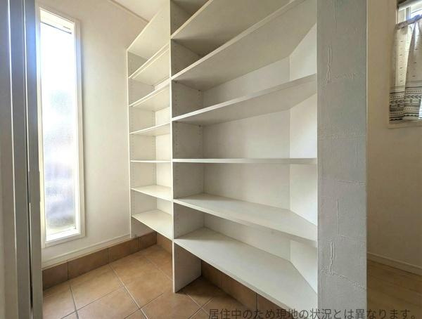 南新町（角子原）中古の収納|開放感のある窓から明るい光が差し込むシューズクローゼットは様々なアイテムを整理しやすく空間を無駄なく使えます。