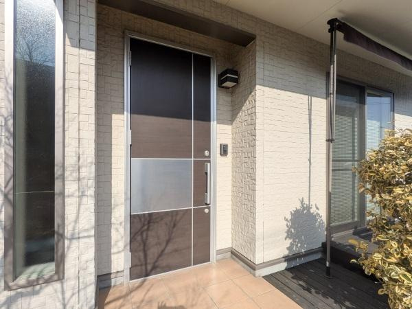 南新町（角子原）中古の玄関|広い玄関ポーチがあるので雨の日でも便利に移動できます。