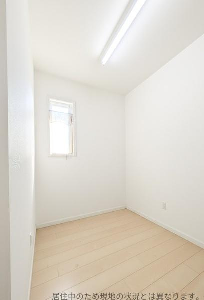 南新町（角子原）中古の収納|シンプルなデザインが特徴のウォークインクローゼット。小窓から自然光が差し込み明るさを保ちます。