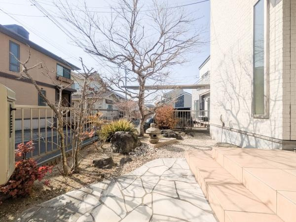 南新町（角子原）中古の庭|和風の趣を感じられる庭。石灯籠や自然石がほどよく配置されています。四季折々の変化が楽しめる植栽が整っています。